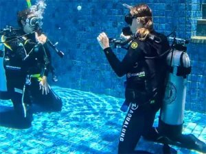 Learn to dive in Komodo wimming pool session