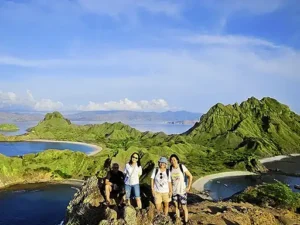 Komodo island hopping trip in 1 day to 6 destinations including Manta point padar island and pink beach